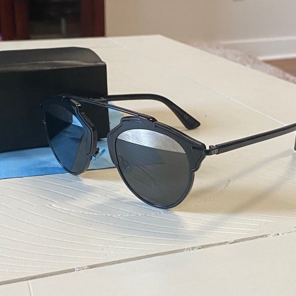 Dior So Real's Black on black, with mirrored accent. - Picture 8 of 9